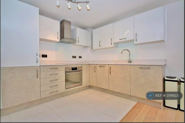 2 Bedroom Flat To Rent In Victoria Place, Woking, GU21