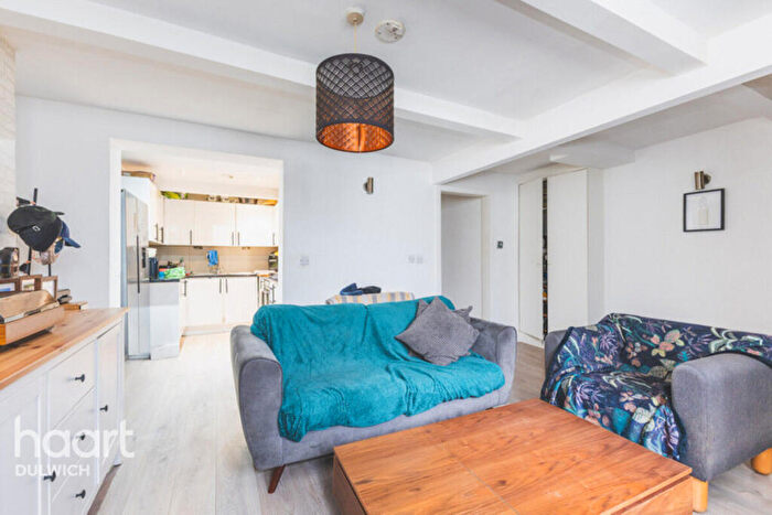 2 Bedroom Flat To Rent In Rye Hill Park, London, SE15