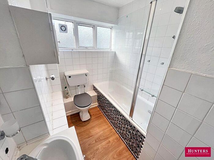 2 Bedroom Flat For Sale In Friern Mount Drive, London, N20