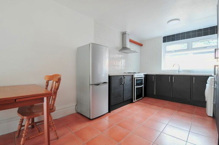 3 Bedroom Town House To Rent In Maple Close, Salford, M6