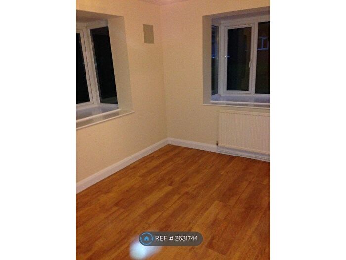 1 Bedroom Flat To Rent In Silver Birch Close, London, N11