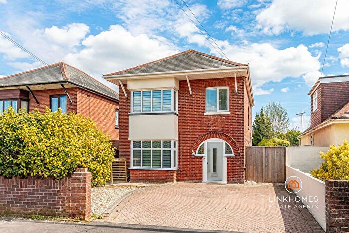 3 Bedroom Detached House For Sale In Stanley Green Road, Poole, BH15