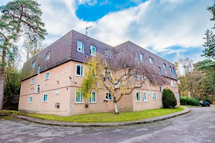 1 Bedroom Apartment For Sale In Woodlands Court, Owlsmoor, Sandhurst, GU47