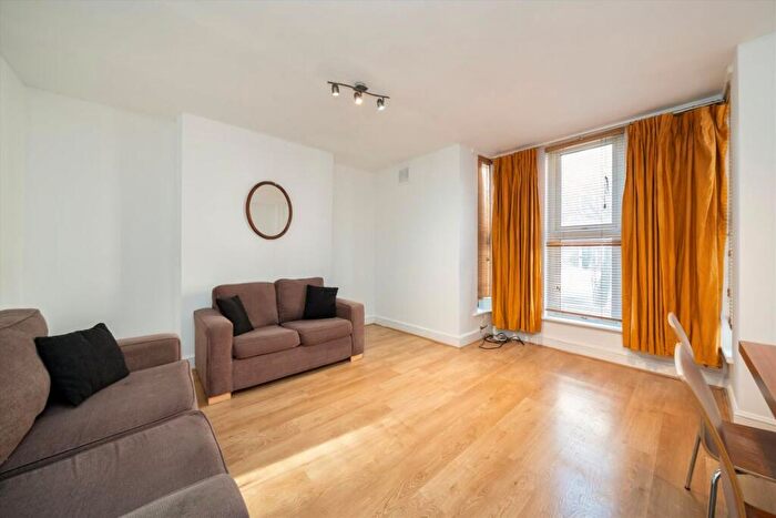 2 Bedroom Flat To Rent In Glengall Road, West Hampstead, NW6