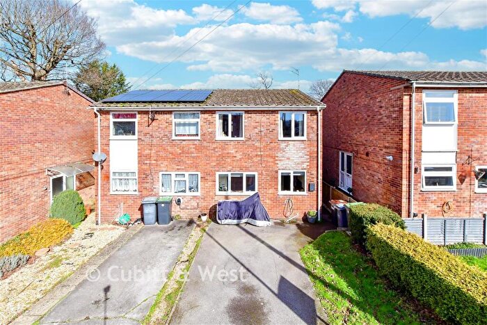 3 Bedroom Semi-Detached House For Sale In Balmoral Drive, Waterlooville, Hampshire, PO7