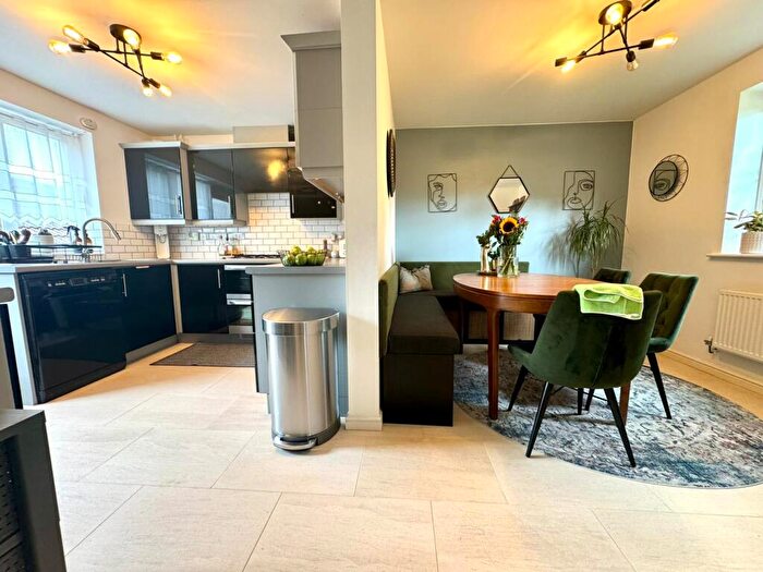 3 Bedroom Semi-Detached House For Sale In Loop Road, Bristol, BS16
