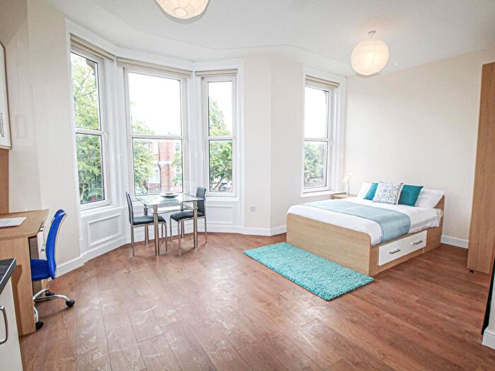 Apartment To Rent In Apt, - East Parade #, HG1