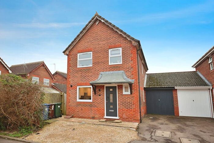 3 Bedroom Detached House For Sale In Waltham Gardens, Banbury, OX16