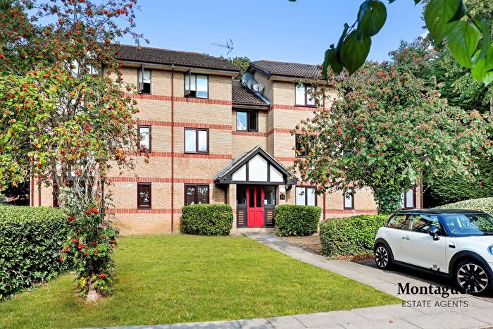 2 Bedroom Flat For Sale In Woodland Grove, Epping, CM16
