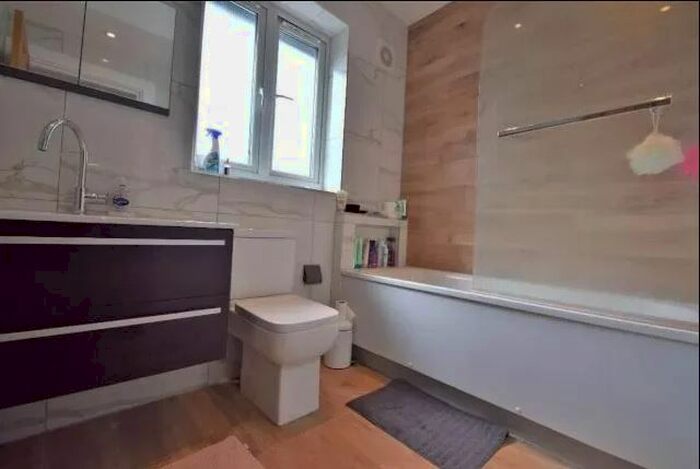 5 Bedroom Semi-Detached House To Rent In Angles Road, Streatham, SW16