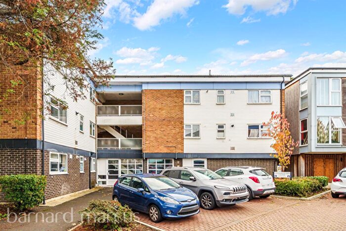 2 Bedroom Flat For Sale In Teddington Close, Epsom, KT19