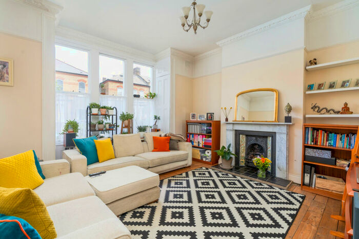 3 Bedroom Apartment To Rent In Finsbury Park Road, Finsbury Park, London, N4