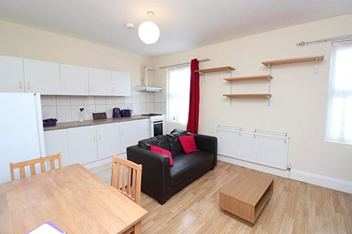 2 Bedroom Apartment To Rent In Palmerston Road, Walthamstow, E17
