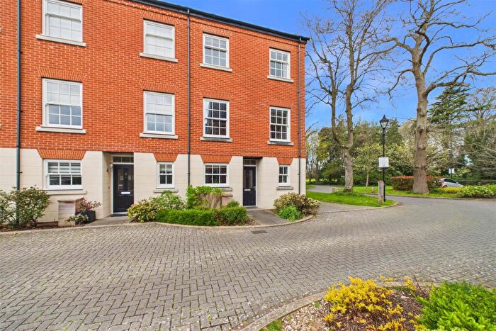 4 Bedroom Town House To Rent In Penny Acre, Chichester, PO19