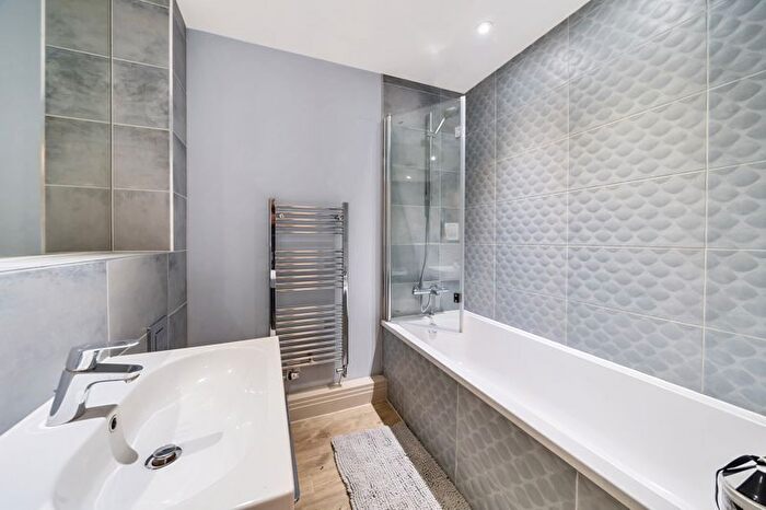 1 Bedroom Flat For Sale In Portsmouth Road, Thames Ditton, KT7