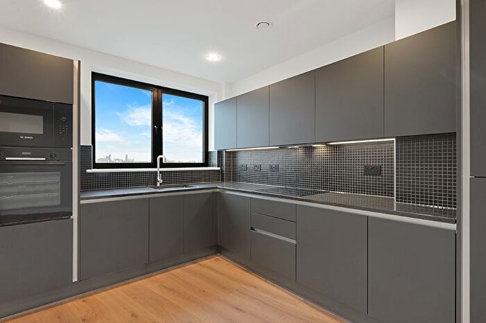 2 Bedroom Flat To Rent In Midlle Road, London, London, W7