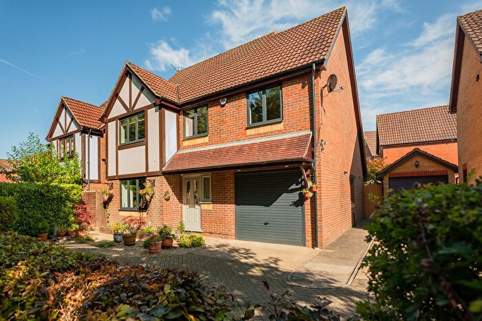 4 Bedroom Detached House For Sale In Oak Tree Way, Horsham, RH13