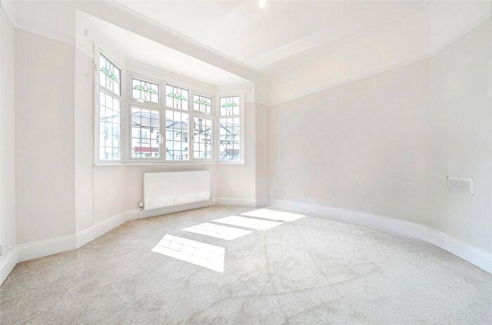 3 Bedroom Bungalow For Sale In Ennismore Gardens, Southend-on-Sea, Essex, SS2
