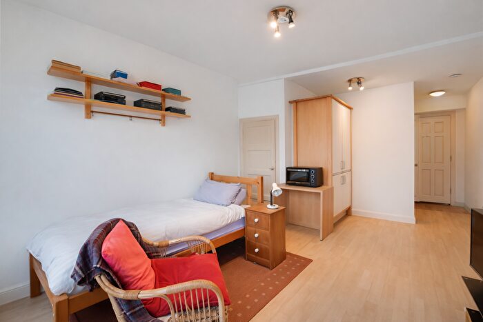 1 Bedroom Flat For Sale In Walton Road, East Molesey, KT8