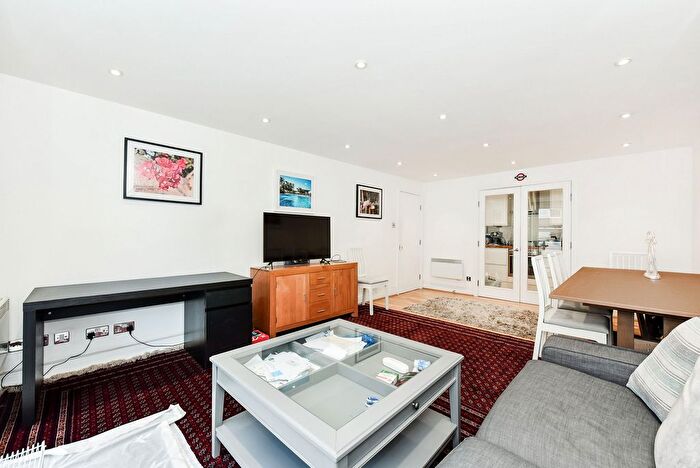 2 Bedroom Flat To Rent In Smugglers Way, London, SW18