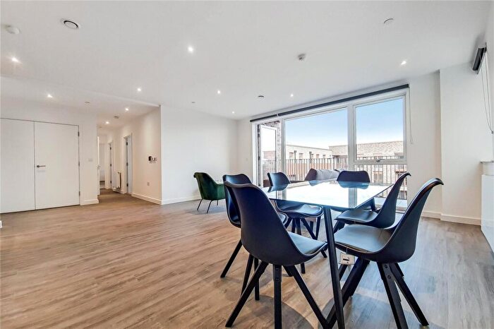 3 Bedroom Apartment To Rent In Fresh Wharf Road, Barking, Essex, IG11