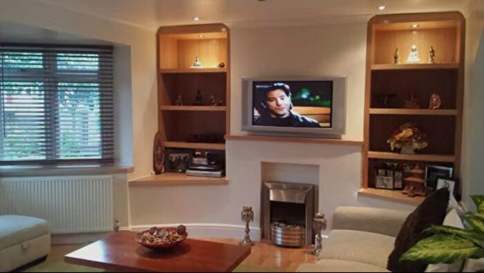 4 Bedroom Semi-Detached House To Rent In Pembroke Way, Hayes, UB3