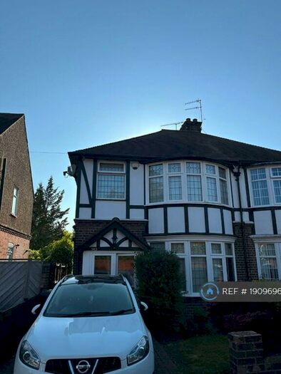 3 Bedroom Semi-Detached House To Rent In Wardown Crescent, Luton, LU2