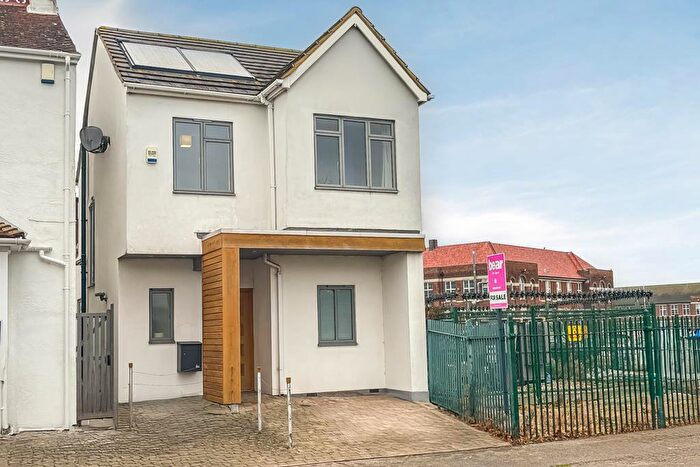 3 Bedroom Detached House For Sale In Prittlewell Chase, Westcliff-on-Sea, SS0