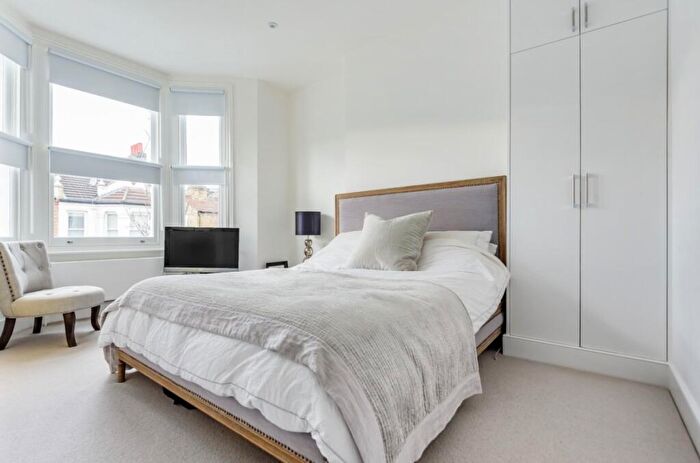 3 Bedroom Flat To Rent In Hafer Road, Battersea, London, SW11