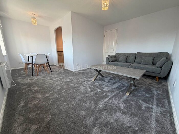 2 Bedroom Flat To Rent In Chiffon Way, Salford, M3