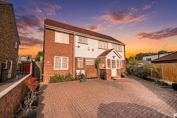 4 Bedroom Detached House For Sale In Newlyn Close, Uxbridge, UB8