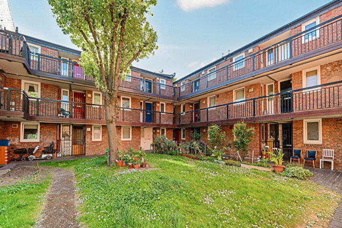 1 Bedroom Apartment For Sale In Langdale Close, London, SE17