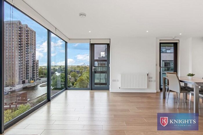 2 Bedroom Flat For Sale In Kingfisher Heights, Hale Village, London, N17