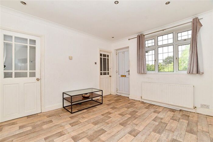 2 Bedroom Maisonette For Sale In Upper Rainham Road, Hornchurch, Essex, RM12