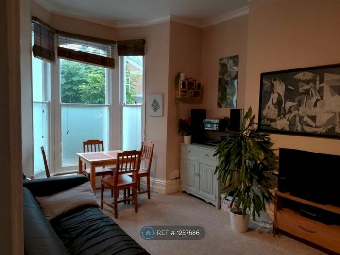 1 Bedroom Flat To Rent In Twickenham Central, Twickenham TW1