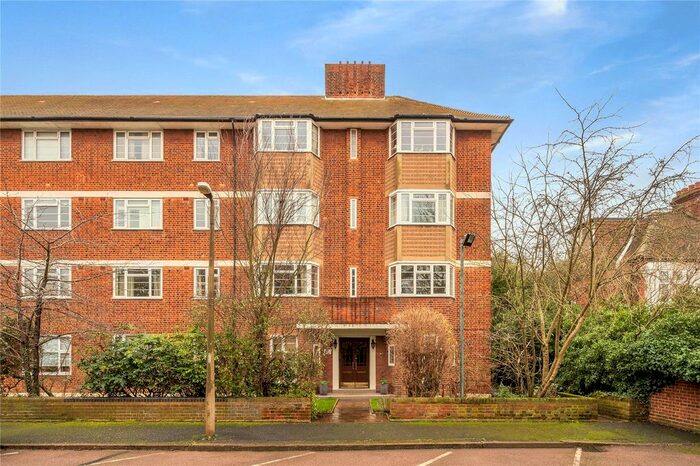 3 Bedroom Flat To Rent In Sheen Court, Richmond, Surrey, TW10