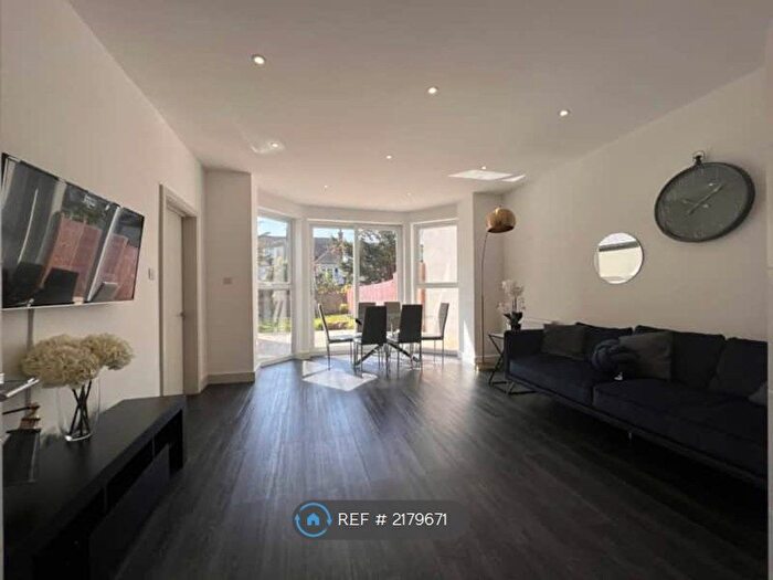 3 Bedroom Flat To Rent In A Finchley Road, London, NW11