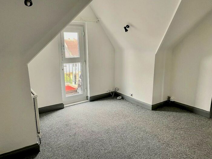 2 Bedroom Flat To Rent In Cobham Road, Westcliff-On-Sea, Essex, SS0