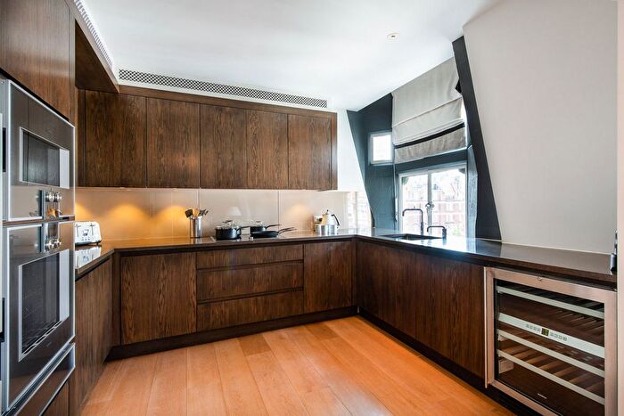 3 Bedroom Flat To Rent In Duke Street, London, W1K