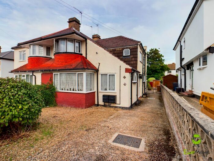 2 Bedroom Flat To Rent In Windsor Drive, Dartford, DA1