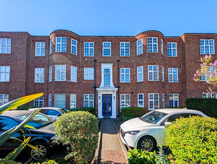 2 Bedroom Flat To Rent In Richmond Court, Richmond Road, Raynes Park, SW20