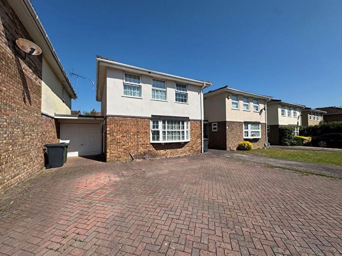 4 Bedroom Detached House For Sale In Cumberland Avenue, Guildford, GU2