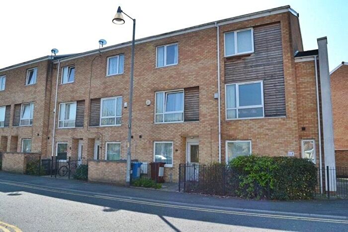 4 Bedroom Terraced House To Rent In Aspull Walk, Grove Village, Manchester, M13