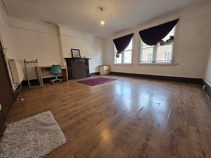 2 Bedroom Flat To Rent In Station Road, Harpenden, Hertfordshire, AL5