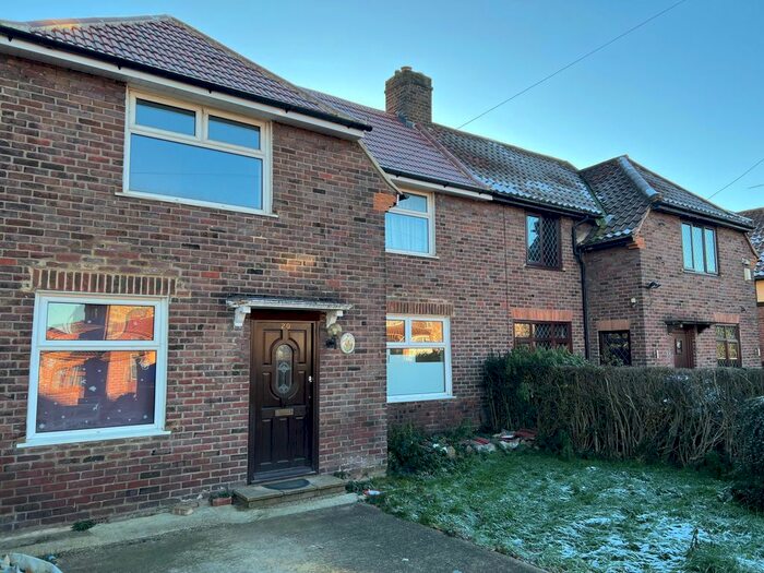 3 Bedroom Semi-Detached House To Rent In Showers Way, Hayes, UB3