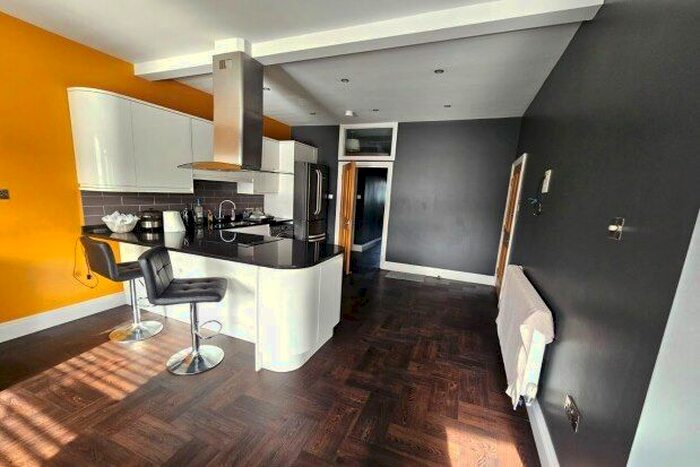 3 Bedroom Flat To Rent In Fog Lane, Manchester, M20