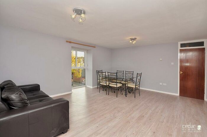 2 Bedroom Flat To Rent In Wheatley Close, Hendon, NW4