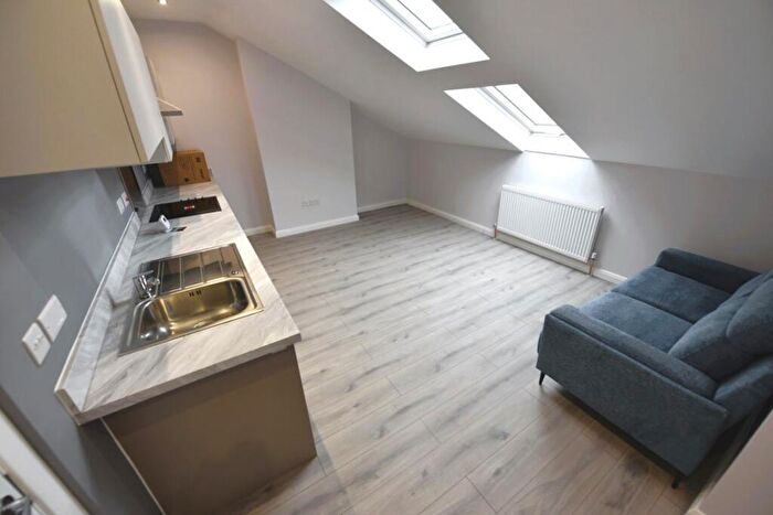 2 Bedroom Flat To Rent In Cardigan Road, Flat, LS6