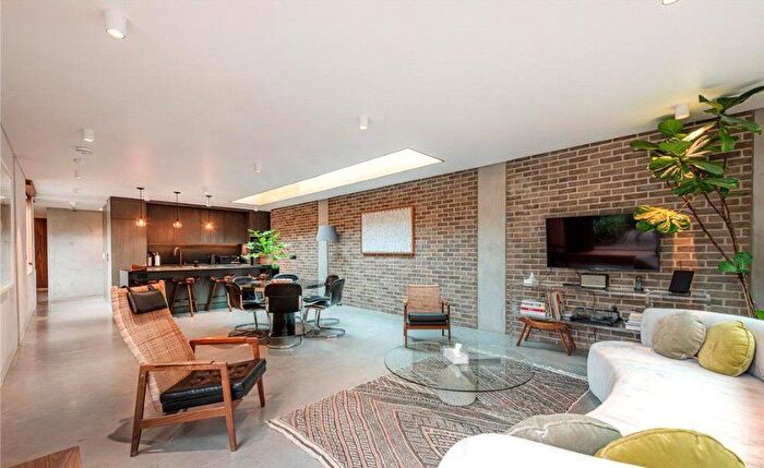 3 Bedroom Flat To Rent In Weymouth Mews, Marylebone, London, W1G