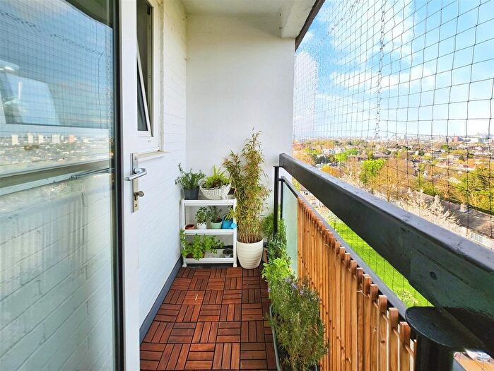 2 Bedroom Flat To Rent In Whitlock Drive, Southfields, SW19